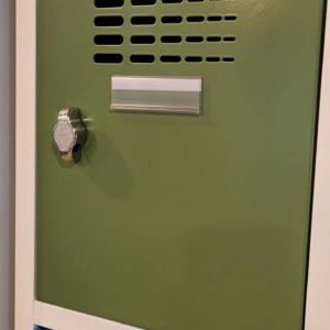 Samolepiaca menovka na šatňovú skriňu je plastová priehľadná nalepovacia menovka. Vhodné lepiť na odmastený povrch.