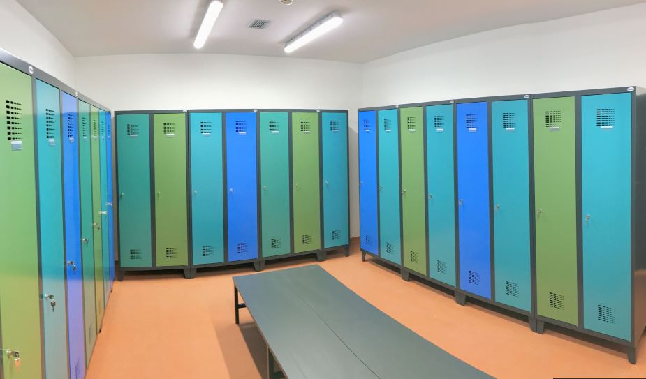 Kovové šatňové skrinky pre plavárne a fitness centrá