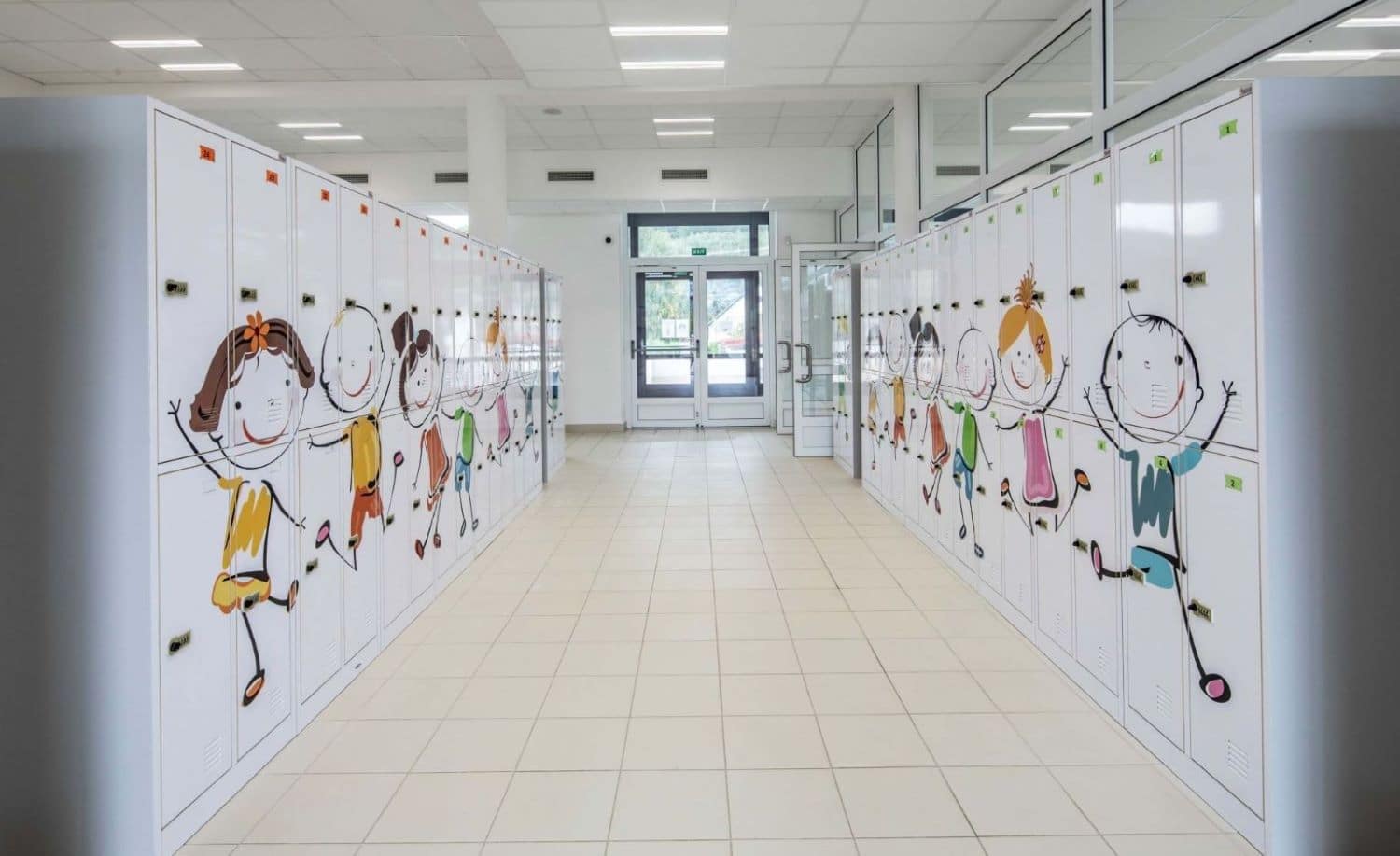 Kovový nábytok Metaltrend – bezpečné a odolné šatňové vybavenie pre školy, šatne študentov a vzdelávacie inštitúcie, navrhnuté pre vysokú záťaž a dlhú životnosť.“